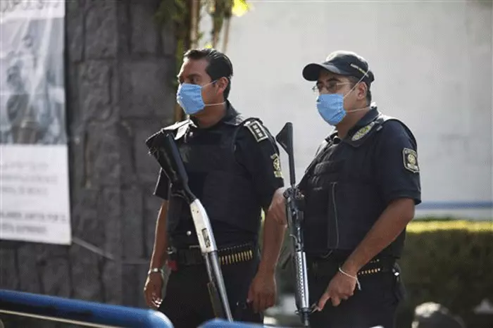 לפחות 20 בני אדם כבר מתו מהנגיף. תושבי מקסיקו מתגוננים מהתפרצות הנגיף
