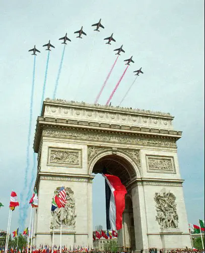 בצרפת נערכים טקסים בכנסיות ובתי קברות צבאיים ונשיא צרפת מניח זר על קבר החייל האלמוני בשער הניצחון שבפריז