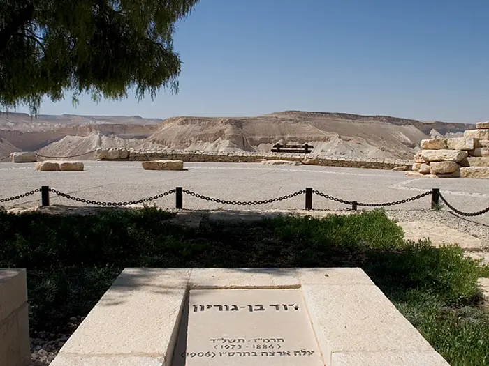 זרימות המים, יצרו בקיעים בחלק מהצלע של ההר המקיף את הקבר