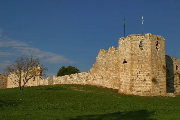 המבנים שייכים לאחד ממפעלי התשתית שהקימו הבריטים בארץ . גן לאומי אפק