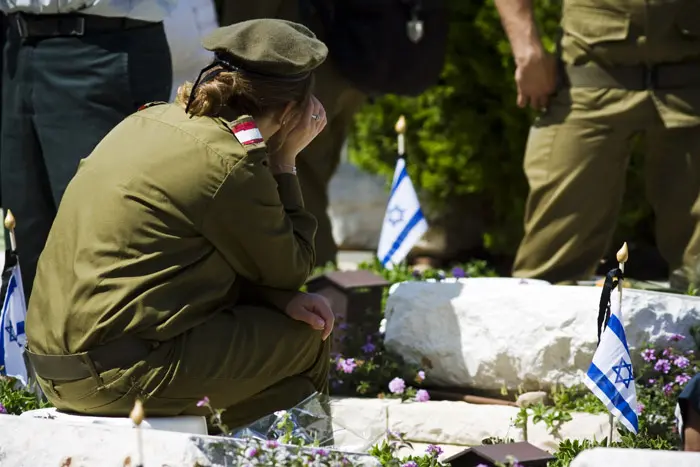 הלילה אין ישראלי בלי נתן ואילן ויפתח ואורי ויהונתן, ואלירז של מרים פרץ, אם הבנים