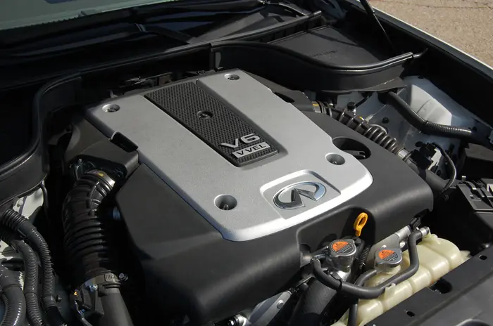 ה-G37 מגיעה עם מנוע V6 בנפח 3.7 ל' המפיק 320 כ"ס ומומנט של 37 קג"מ