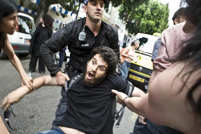 "השוטרים ניסו לפזר את ההפגנה בכוח"