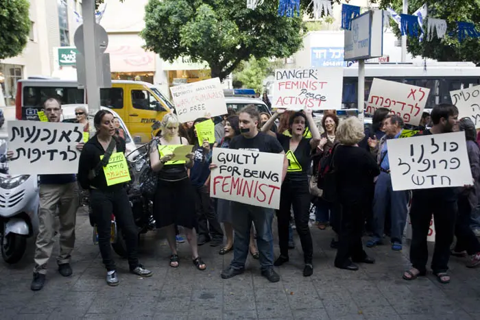 במהלך הפשיטות נתפסו מחשבים וחומרים נוספים