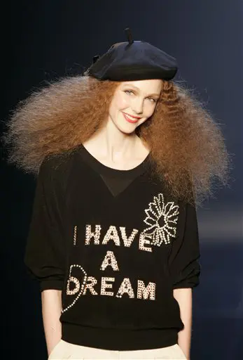 ידועה בסגנון בוהמייני, סריגים צבעוניים וכובעי ברט. מתוך תצוגה של רייקל קיץ 2009