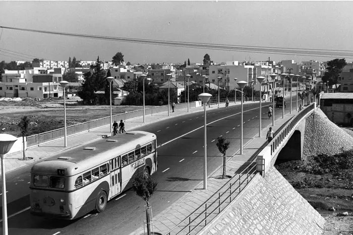 הוקמה בעיקר על ידי תימנים, שחצו את הגבול הדרומי של תל אביב. הדרך לשכונת התקווה, 1962