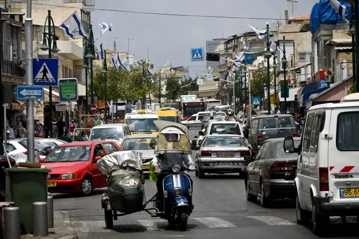 העויונות עברה לפסים פיזיים כאשר שתי העדות נפגשו, כעבר 2,400 שנה, בשכונה בדרום תל אביב