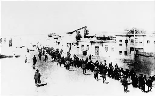 ארמנים מובלים לטבח על ידי חיילים עותמאנים, 1915
