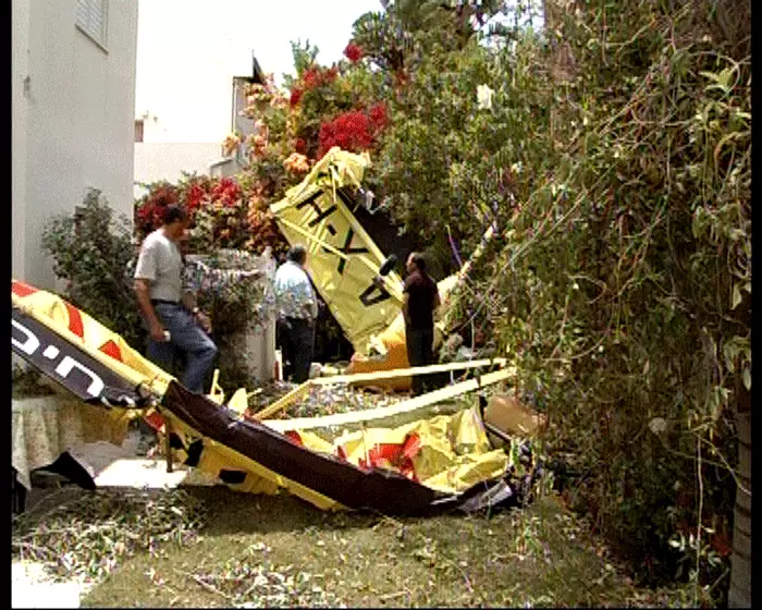 הטייס פונה מהמקום כשהוא סובל מפגיעות בפנים ובגפיים