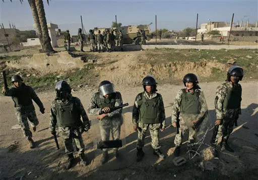 "במהלך מצוד של כלי טיס ישראלי אחר חמושים, שלושה קצינים מצריים נקלעו לקו האש ונהרגו". שוטרים מצרים