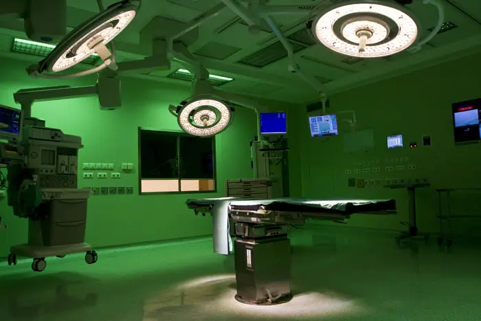 חדרי ניתוח עמוסי מערכות מתקדמות