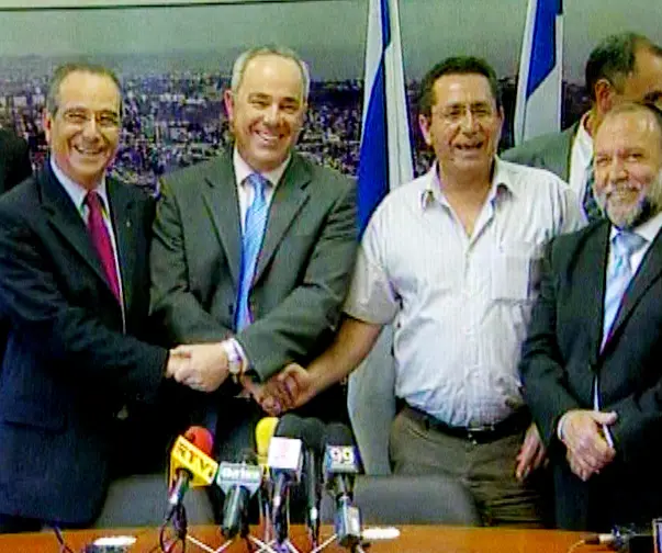 איזו התנהלות מסתתרת מאחורי החיוכים?
