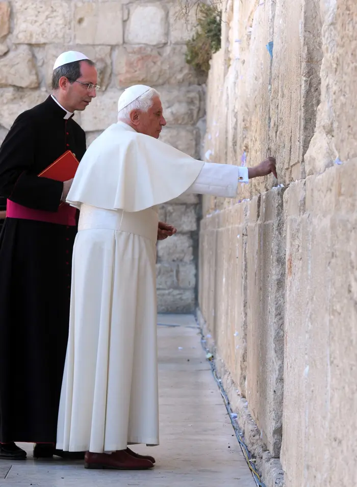 "בגיל 16 הכריחו אותו להצטרף להגנה האזרחית ולחזק את ההגנה של גרמניה כמו שהוכרחו כל הנערים בגילו"