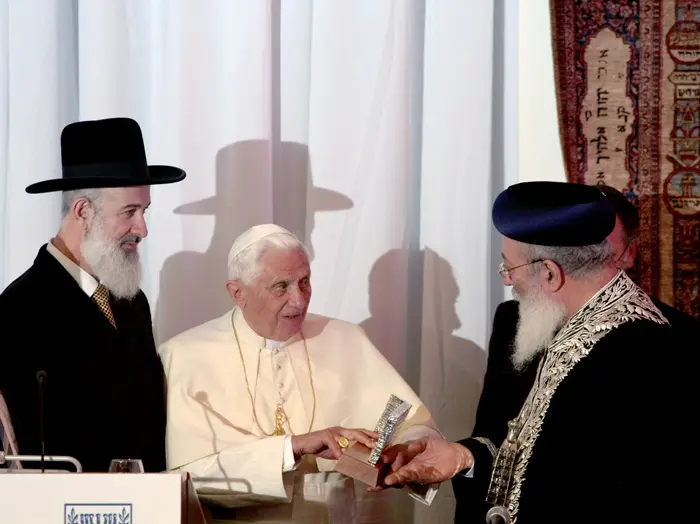 "הלוואי והדיאלוג שהחל ימשיך לשאת פירות". האפיפיור עם הרבנים הראשיים