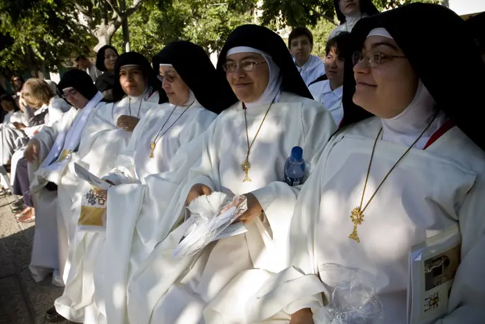 האפיפיור ביקר אתמול בבית לחם. נזירות נרגשות המתינו לבואו