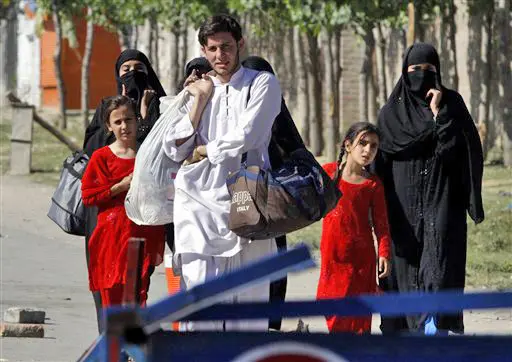 אזרחים פקיסטנים נמלטים מבתיהם על רקע הלחימה בצפון מערב המדינה נגד הטליבן