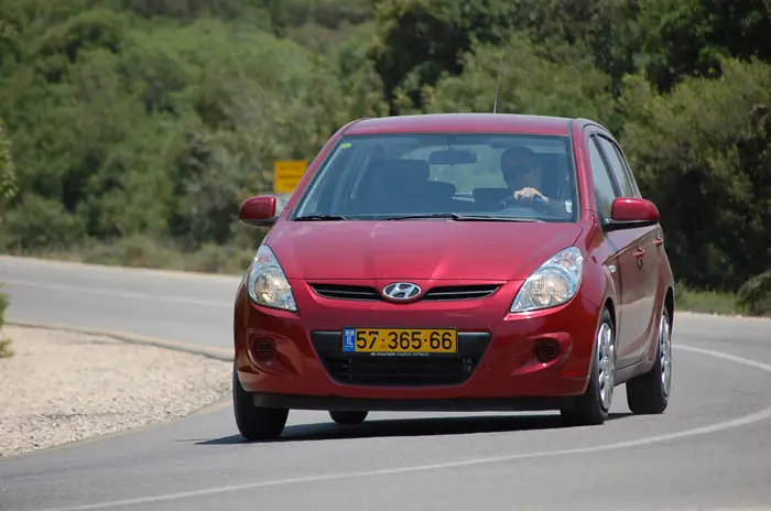 ה-i20 מפגינה יכולת גבוהה ותקשורת טובה עם הכביש