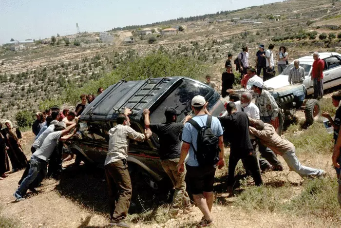 פעילי השמאל טוענים כי המתחלים הפכו את רכבם ולקח מצלמה מאחד הפעילים