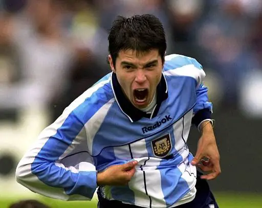 חאבייר סביולה היה הכוכב הגדול של אותה אליפות ב-2001 אבל למרות ששיחק בשתי הספרדיות הגדולות, הוא מעולם לא הצליח להתבסס בהן כשחקן מוביל ושיחק מעט מדי כדורגל במהלך הקריירה