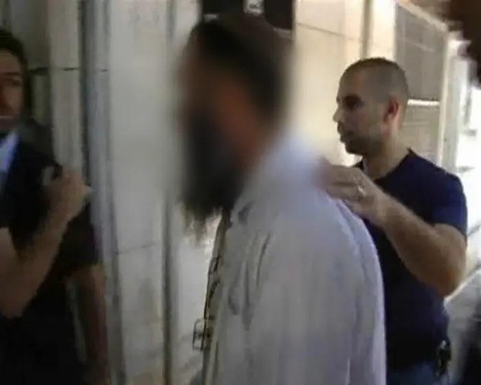 בחקירתו סיפר החשוד כי חשש שמא עומדים לתקוף אותו