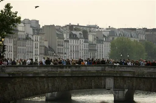 בזמן הביקור התאספו ברחובות אלפי תיירים מסוקרנים