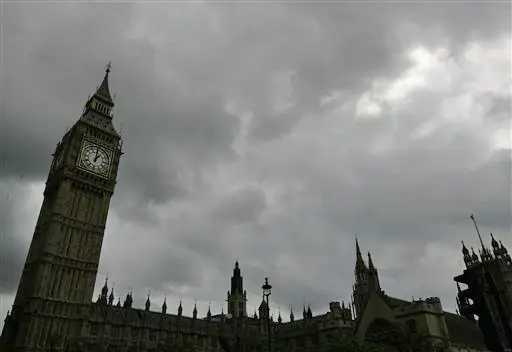 שמיים קודרים מעל בניין הפרלמנט הבריטי
