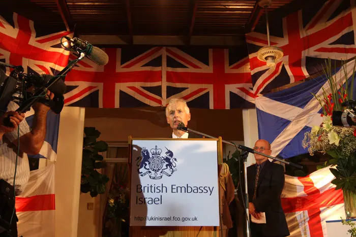 עדכן את ציפי לבני לגבי הכוונה לשנות את נוהל הוצאת צווי מעצר נגד בכירים. שגריר בריטניה בישראל טום פיליפס