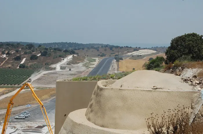 באיזו זכות מתכוונת המדינה להעניק ליזם פרטי, בלא תמורה, את הסמכות לגבות תשלום בגין מעבר בדרך שאותה מימנו הנהגים עצמם?