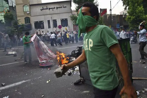 מהומות ברחובות טהרן בעקבות ניצחון אחמדינג'ד בבחירות