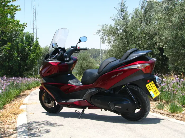 מבחן דו גלגלי הונדה סילברווינג T400