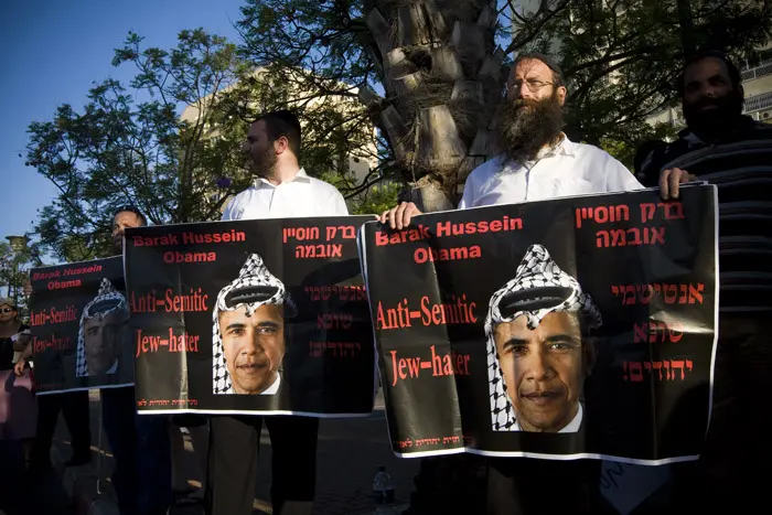 המפגינים נשאו שלטים שעליהם תמונת נשיא ארה"ב חבוש כאפייה ולצדה "ברק חוסיין אובמה אנטישמי שונא יהודים"