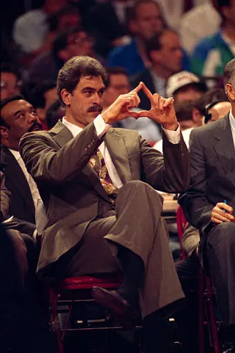 מאמן שיקגו בולס פיל ג'קסון מתדרך את שחקניו במהלך משחק 2 של סדרת גמר 1990/91