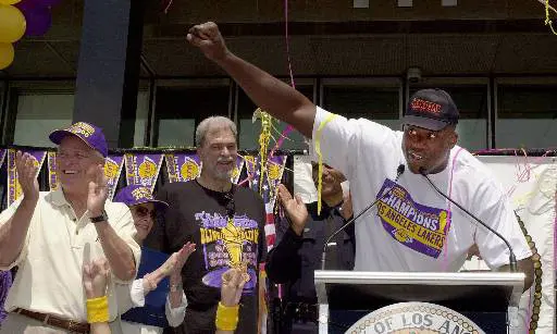 שאיל אוניל (ימין) ופיל ג'קסון במצעד הניצחון של הלייקרס בשנת 2000