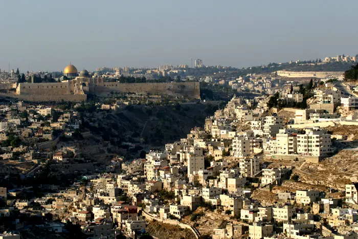 בהליכה ניתן לראות מערות חצובות בסלע של העדה הקראית