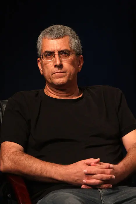 היוצרים טוענים כי החוק אינו מאפשר לרשות שיקול דעת לביצוע ויתורים והקלות. מנשה סמירה