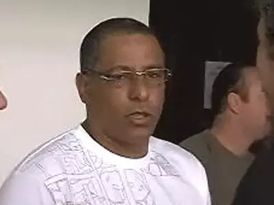 אולי כשראו אותו מזיז חפצים מחדר לחדר הן טעו לחשוב שמדובר בשיפוצניק, אבל כוכב הפועל תל אביב אלי כהן היה מגיע לבניין מועצת פועלי ת"א בכל ראשון לחודש כדי לעשות את מה שהוא ידע לעשות הכי טוב גם על המגרש: לפרק. אלי כהן קוקוס