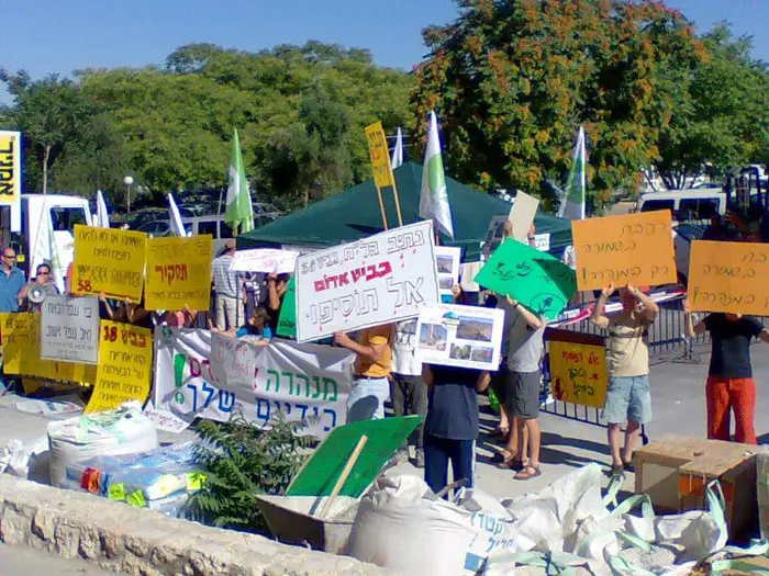 פעילי סביבה ואזרחים מפגינים מחוץ לדיון הוולנת"ע, היום