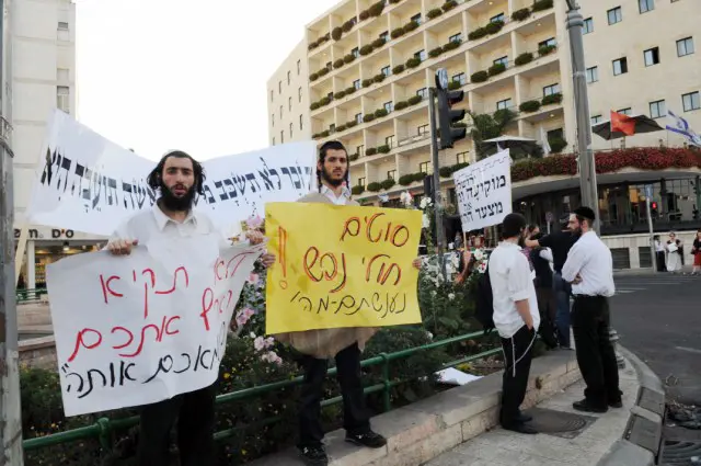 חרדים מפגינים באופן קבוע נגד מצעד הגאווה בירושלים