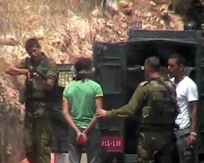 תיעוד המקרה בו נורה העציר הפלסטיני הכפות