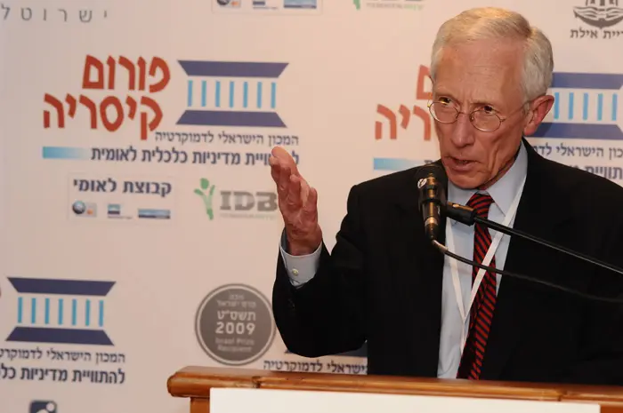 "ניסיונו בתפקידיו בקרן המטבע הבינ"ל וסיטי בנק סייע לו להיות מוכן למשבר". פישר