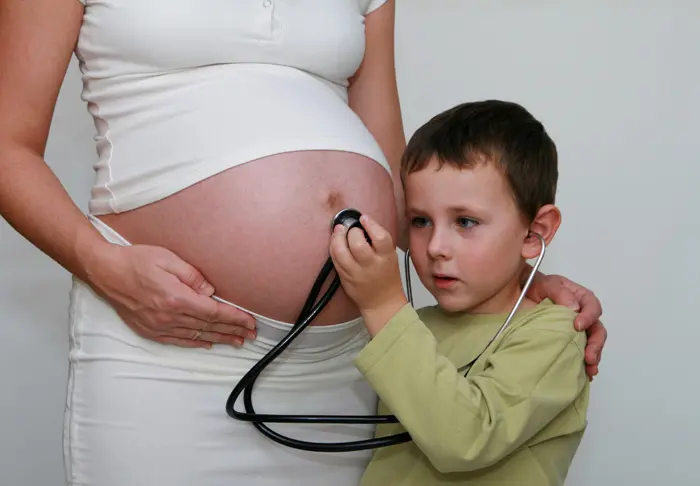 נשים בהריון נמצאות בסיכון, מכיוון שהמערכת החיסונית שלהן  מדוכאת על מנת שגופן לא ידחה את העובר