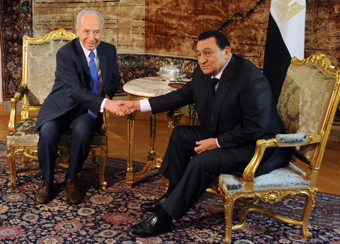 הנשיא שמעון פרס עם נשיא מצרים חוסני מבארק