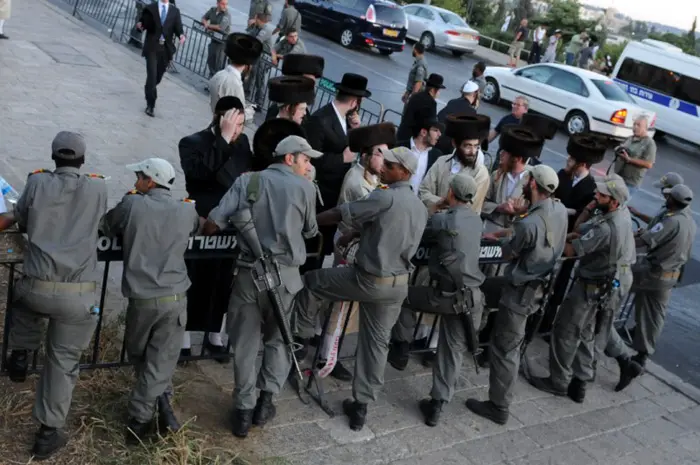 במהלך ההפגנות נפצע שוטר מג"ב באורח קל בידו מיידוי אבן ופונה לקבלת טיפול רפואי