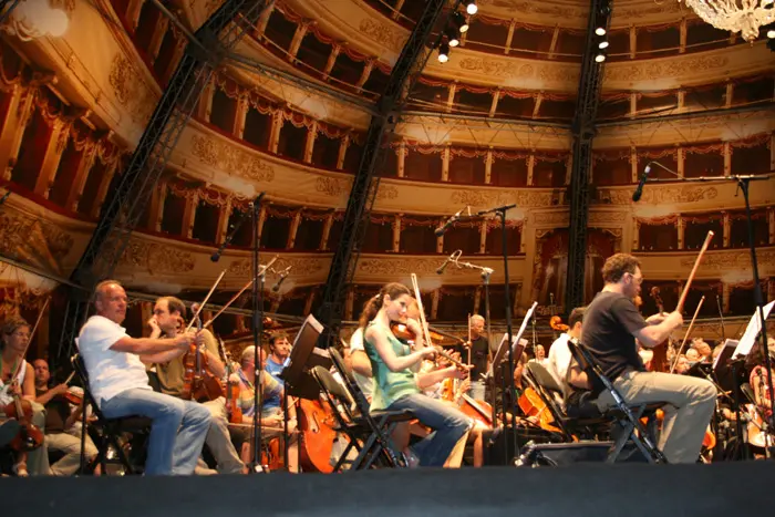 במת הענק עוצבה כאולם בית האופרה במילאנו