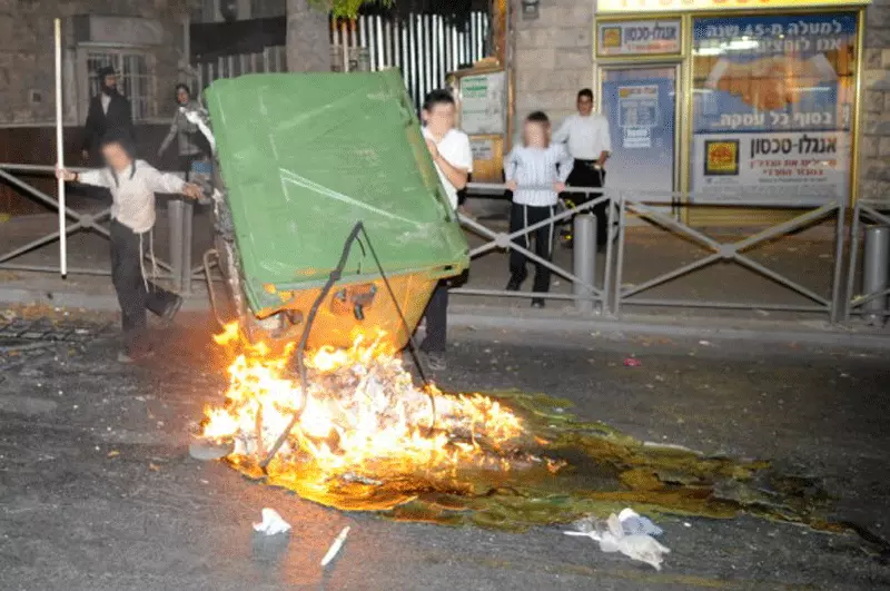 ברחוב מלכי ישראל הובערו פחי אשפה, והוצב שלט המשווה בין רופאי "הדסה עין-כרם" לנאצי מנגלה