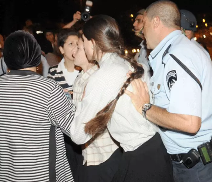 "שמים את הצוואר שלנו למען הצלת משפחה בישראל"