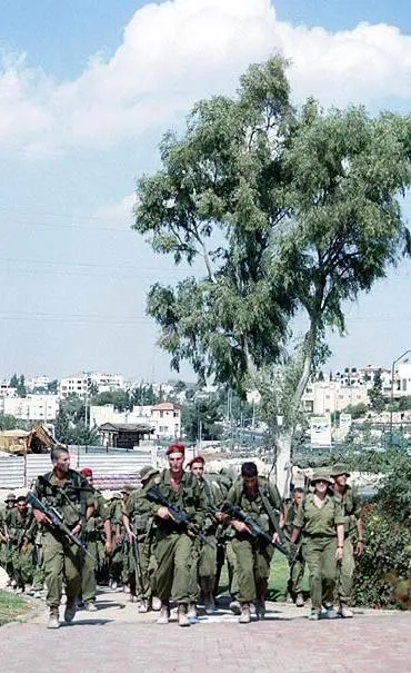 חיילי הצנחנים באימון. "עזרי אימון משוכללים ומגורי נוחות"