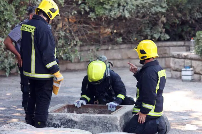 כוחות מד"א בשיתוף יחידות חילוץ הגיעו למקום ופועלים על מנת לחלצו