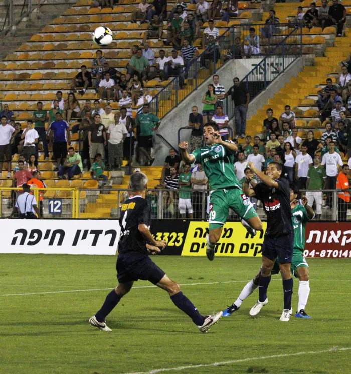 בניסיון השני זה נכנס. ארבייטמן נוגח לרשת