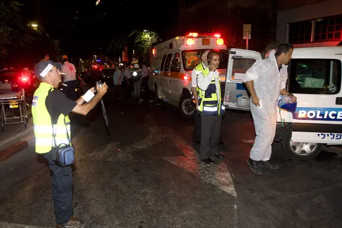 כתוצאה מהירי נפגע יותם כהן בידו ובנו הקטן נשרט בראשו מזכוכית שהתנפצה